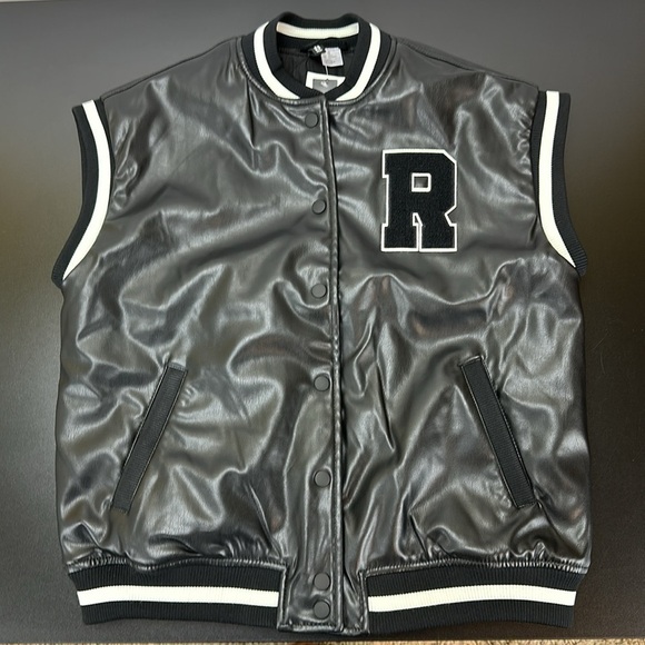 H&M Divided Black Vegan Vest Snap Front Faux Leather Oversized R Appliqué XS - Picture 4 of 16